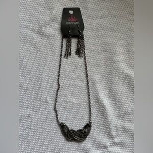 Paparazzi Dark Silver Knot Necklace Set